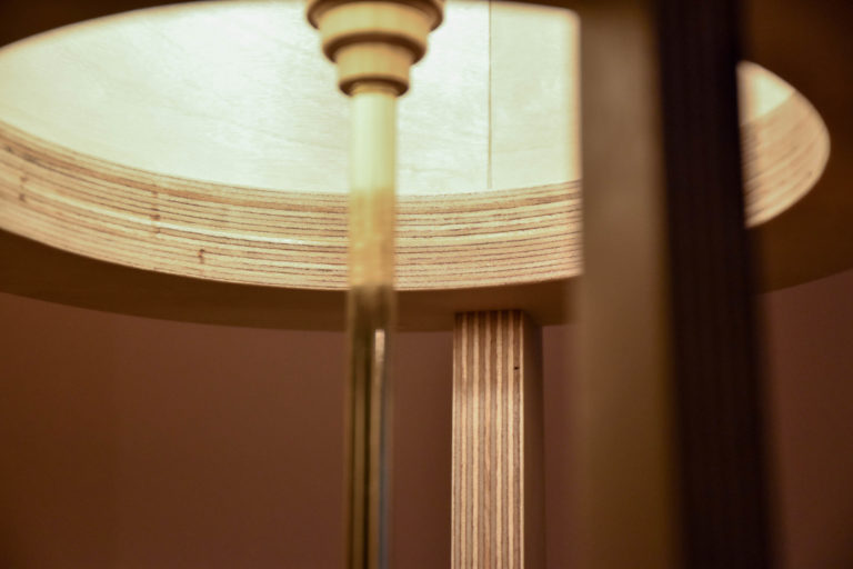 lampe de chevet contreplaqué bouleau et laiton jeu de transparence lumière tamisée à travers placage bois Atelier ma-ma