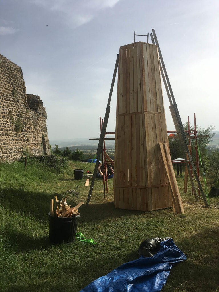 Microarchitecture chantier participatif tour verticale cheminée abri randonnée en bois douglas de forme hexagonale pour Abris de Fortune dans le Forez au Prieuré de Montverdun échaffaudage Atelier ma-ma